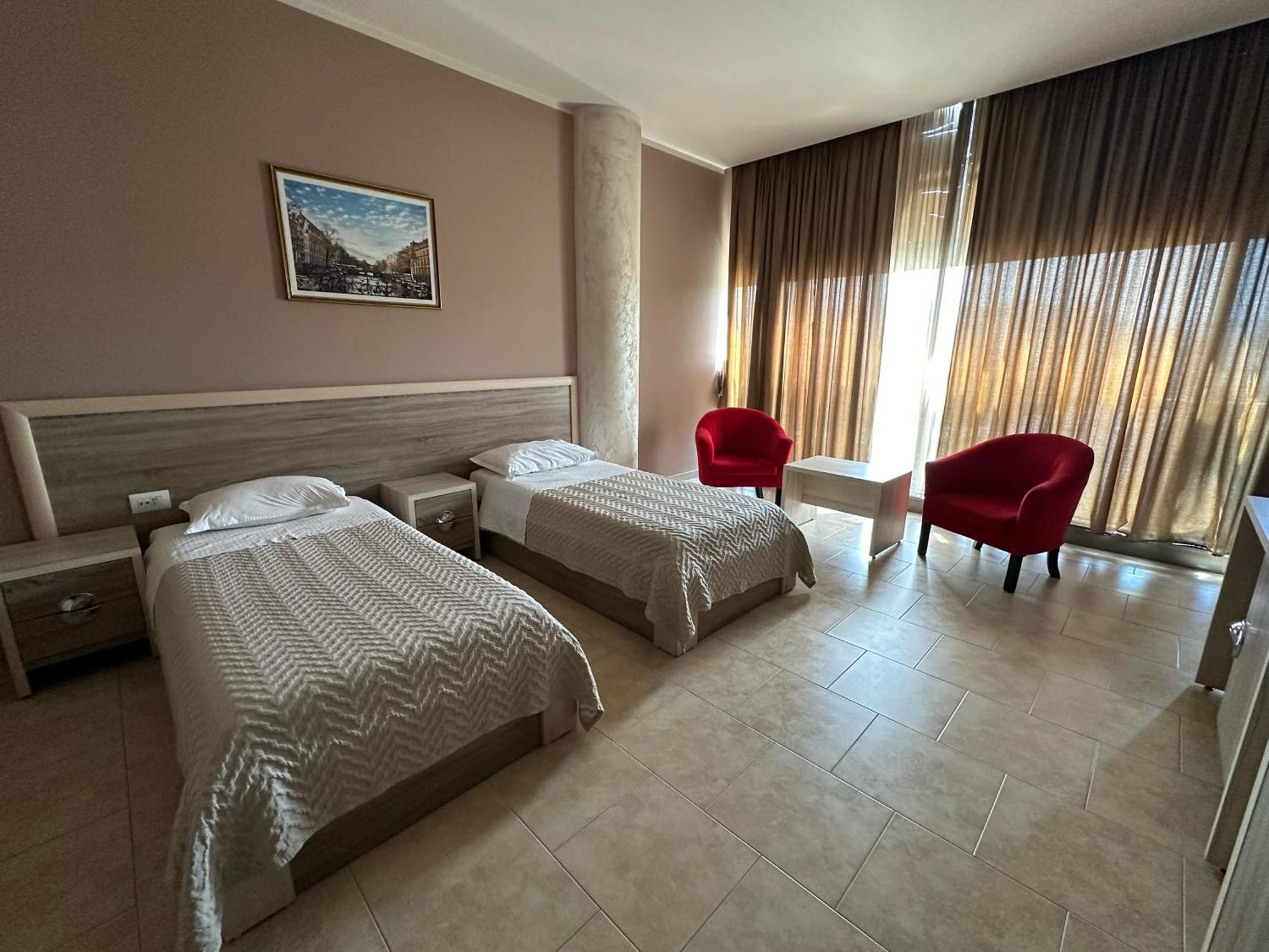 Hotel Terminal Tirana Bregu i Lumit Dış mekan fotoğraf
